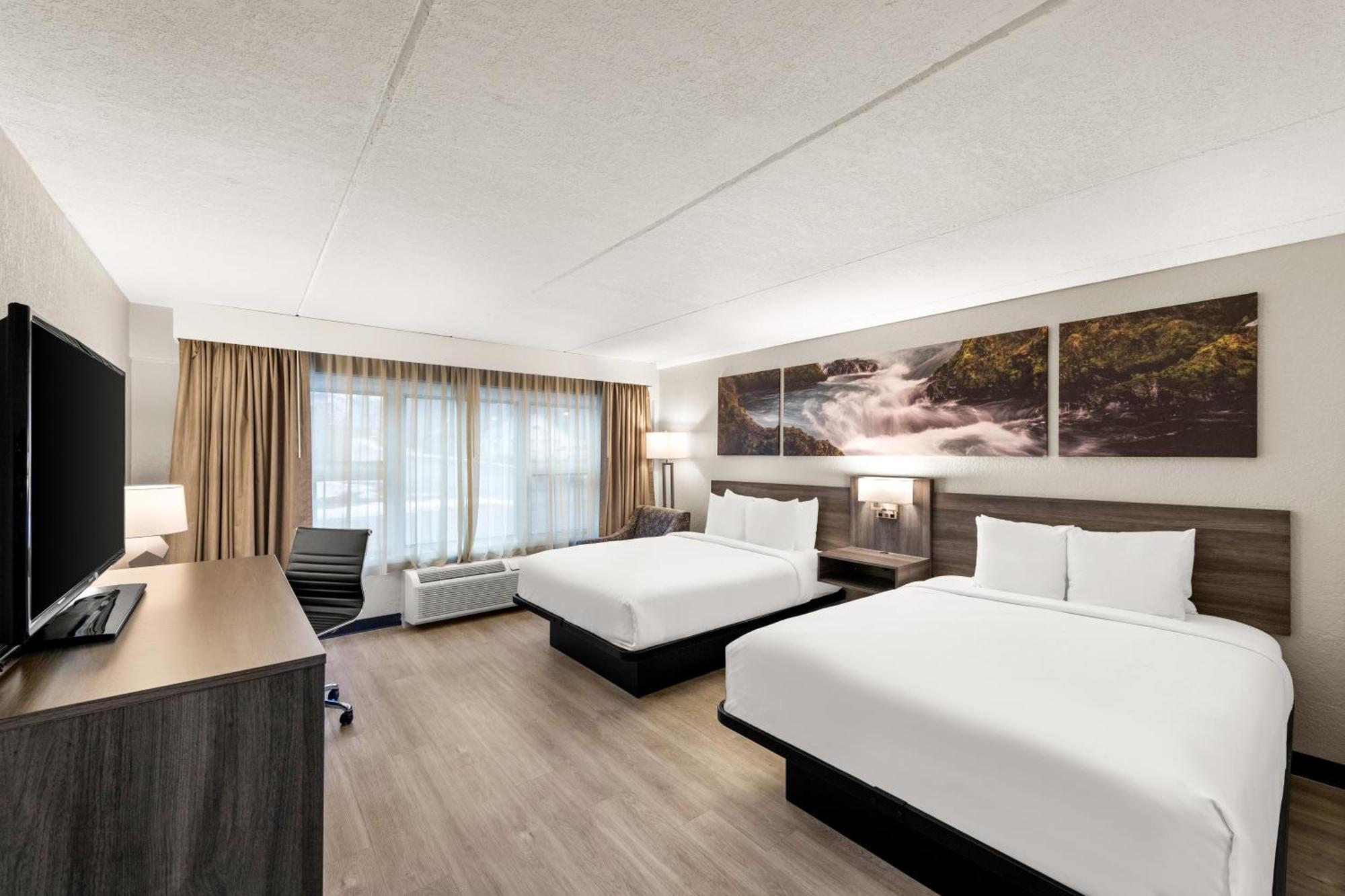 Отель Clarion Pointe Rhinelander Downtown Экстерьер фото