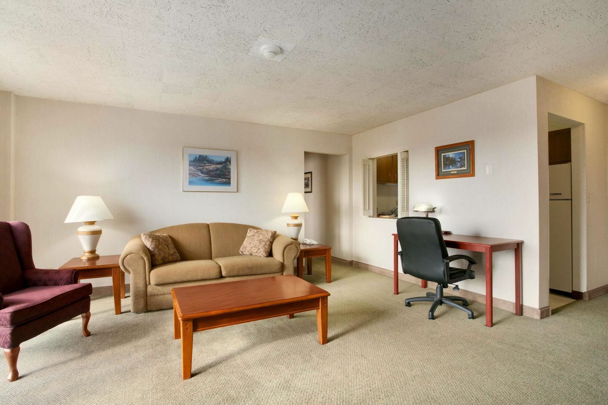 Отель Clarion Pointe Rhinelander Downtown Экстерьер фото